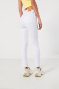 Jean blanco jegging con botones visibles y tiro súper alto